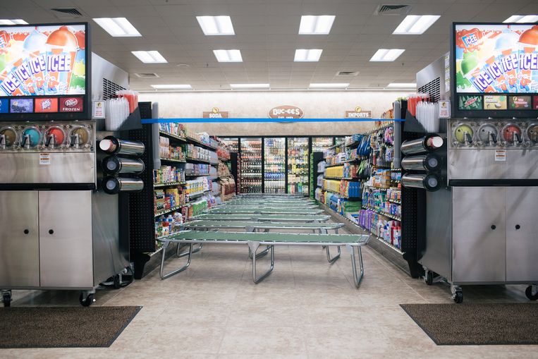► Vouwbedden tussen de rekken van Buc-ee’s. De supermarkt in Katy, Texas, doet dienst als 
evacuatiecentrum.  Beeld NYT