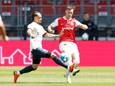 Xavi Simons in duel met Sam Beukema.