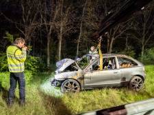 Auto vliegt bij Utrecht van A12 af en brandt uit, bestuurder ernstig gewond