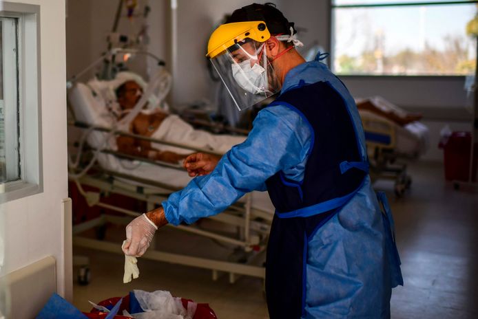 Een arts gooit zijn gebruikte handschoenen weg in een ziekenhuis in Argentinië.