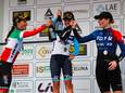Shirin van Anrooij is het stralende middelpunt van een feestje na de Trofeo Alfredo Binda.