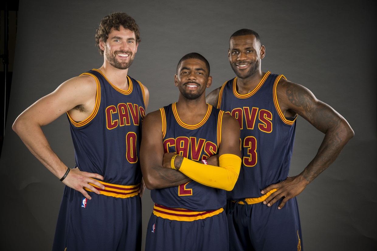 Ook de toppers Kevin Love (nummer 0), Kyrie Irving (2) en LeBron James (23) van Cleveland worden mogelijk door hun coach uit voorzorg op de bank gehouden. Beeld AFP