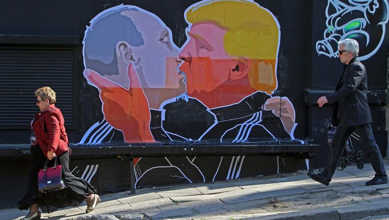 De Russische president Poetin en Republikeinse presidentskandidaat Trump kussen elkaar op een muurschildering in Litouwen. Beeld afp
