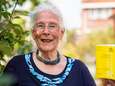 Christina (79) pleit voor gele boekje als toegangsbewijs: ‘Veel ouderen hebben geen mobiel’