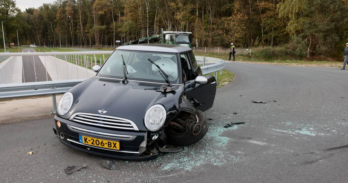 Ravage op kruispunt N340 in Dalfsen door botsing.