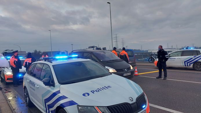 De lokale politie van Balen, Dessel en Mol controleerde boorddocumenten op de brug van Mol-Donk.
