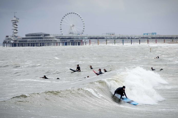 Surfers hebben zich woensdag weer in zee gewaagd bij de plek van het ongeluk van de vijf watersporters.