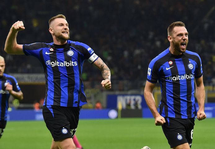 Stefan De Vrij en Milan Skriniar staan in april in de kwartfinale van de Champions League tegen Benfica.