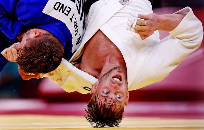 Noël van 't Endt werpt zijn Duitse tegenstander Dominic Ressel tijdens het onderdeel ‘mixed teamwedstrijd’ in de Budokan, waar Anton Geesink olympisch kampioen werd. De Nederlandse judoploeg verloor de strijd om het brons van de Duitsers.