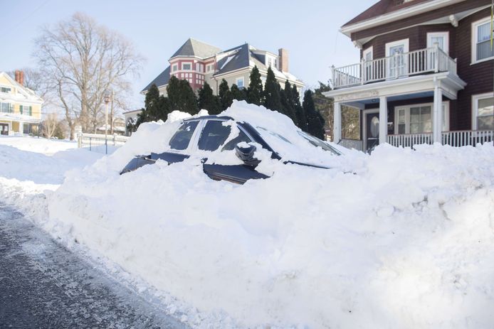 De bomcycloon trof ook Boston en liet auto's volledig ondersneeuwen.