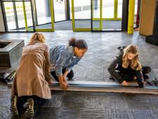 Hoe een leeg kantoor in een paar dagen wordt ingericht voor vluchtelingen: ‘Ze moeten hier jaren wonen’