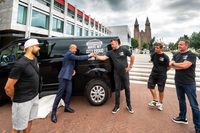 Arnhem, 22 juli 2021. Burgemeester Marcouch tekent een contract t.b.v. een project dat jongeren begeleidt naar werk onder de noemer 'Make my city proud'.