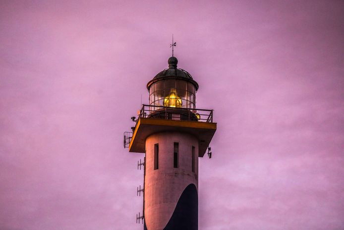 De folie aan de achterkant van vuurtoren de Lange Nelle in Oostende is verwijderd, zodat het licht terug landinwaarts schijnt.