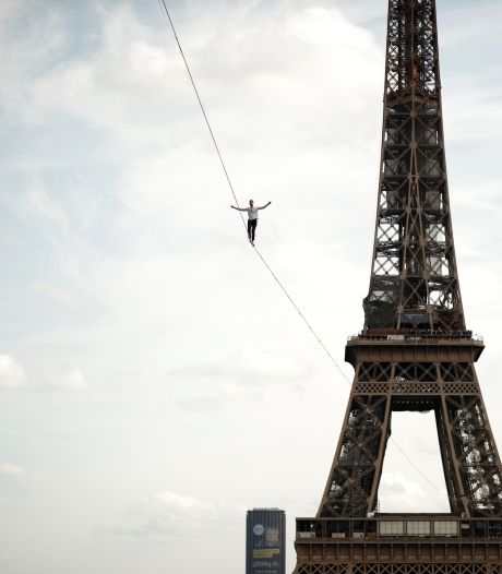 Un funambule traverse la Seine depuis la Tour Eiffel, à 70 mètres de hauteur