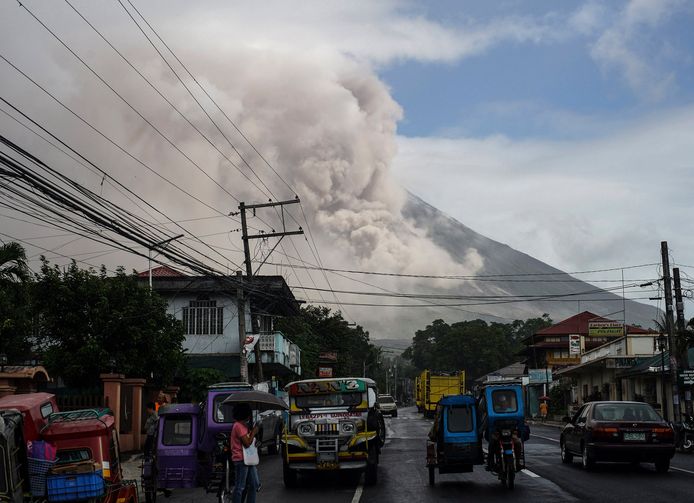 De Mayon begon vandaag 10 kilometer hoog as de lucht in te spuwen.