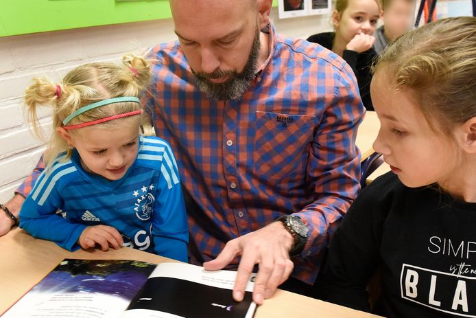 Ouder Rob de Graaf geeft les in groep 3 op basisschool De Wegwijzer.