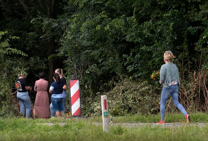 Familie en vrienden hebben op de plek van het ongeluk afscheid genomen van Myrthe.