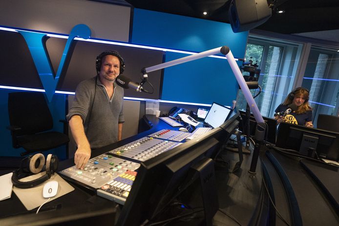 Radio dj en zendermanager Rob Stenders en radioproducer Caroline Brouwer in de studio van Radio Veronica, tijdens de eerste uitzending van De Bonanza, afgelopen najaar.