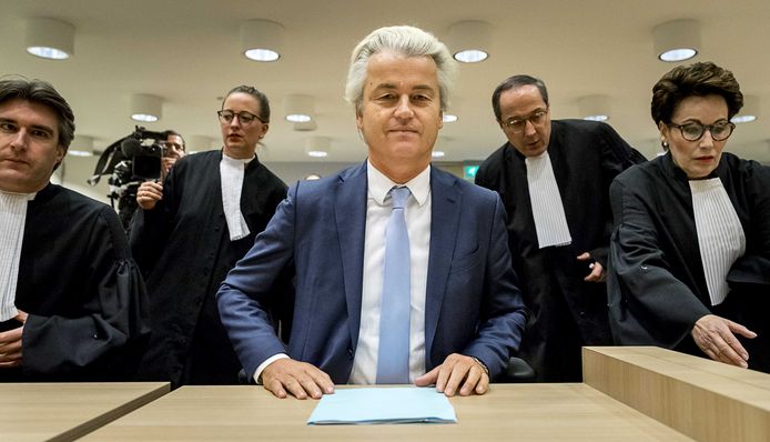 Geert Wilders en zijn advocaat Geert-Jan Knoops (tweede van rechts).