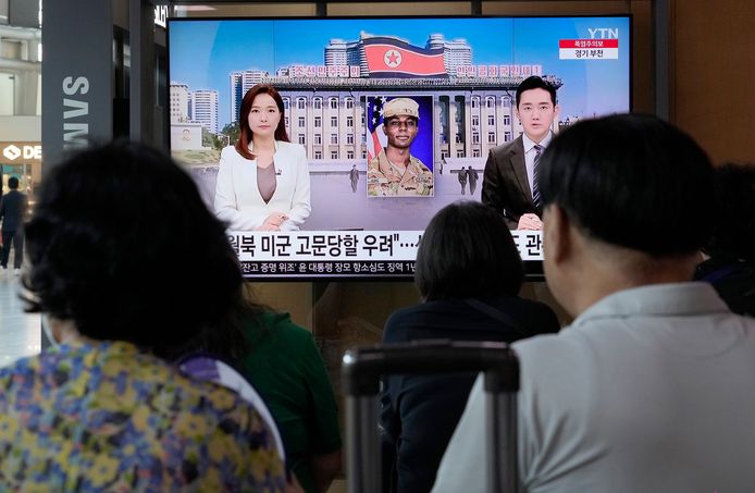 Een tv-scherm toont de Amerikaanse soldaat Travis King tijdens een nieuwsprogramma op het Seoul Railway Station in Seoul, Zuid-Korea.