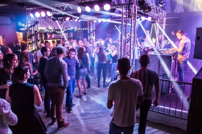 De zaal van ’t Tapperijke in Hoeven leent zich voor uiteenlopende evenementen. In 2014 werd er het alternatief kerstfeest Jingle Bass gevierd.