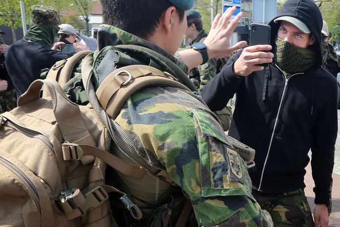 BREDA - Cadetten van de KMA oefenen drie dagen in de straten van Breda met een groep onruststokers die intimiderend gedrag vertoont. De rondrijdende militieleden zijn vierde- en tweedejaars cadetten aangevuld met acteurs en Bredanaars die het spel spontaan meespelen.