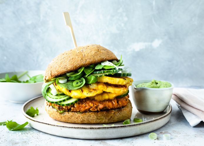 Aziatische zalmburger met gegrilde ananas.