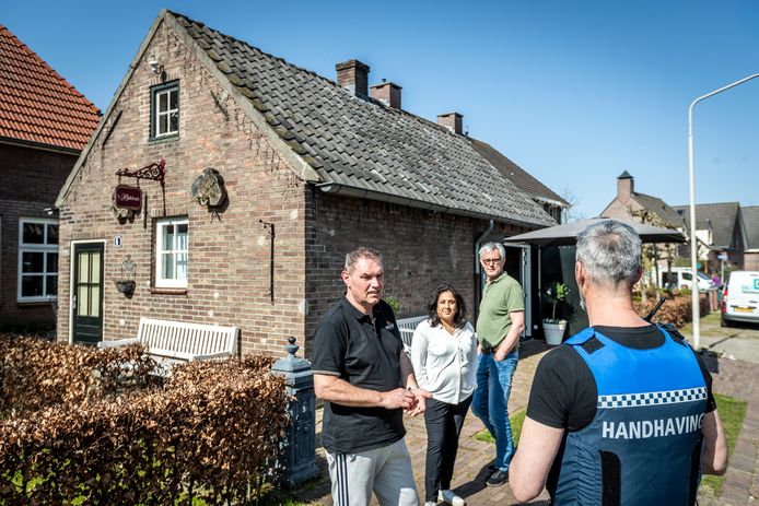 Afgelopen voorjaar werd er nog handhavend opgetreden tegen de eigenaren van ijssalon 't Bakhuis, Albert (links) en Sarita Beukelman (midden).