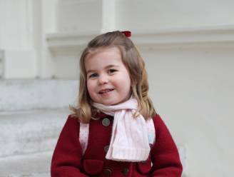 Prinses Charlotte straalt op haar eerste schooldag