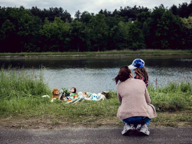 Familie en vrienden leggen bloemen en knuffels neer voor slachtoffertjes gezinsdrama in Lommel: “Dit is zo triest. Dit had niet mogen gebeuren”