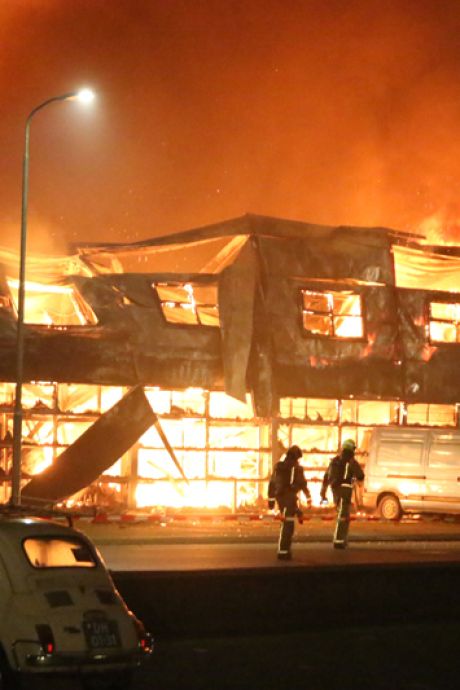 ‘Zeldzame’ Mercedes ging in vlammen op: verzekeraar gelooft eigenaar niet, toch krijgt hij 260.000 euro