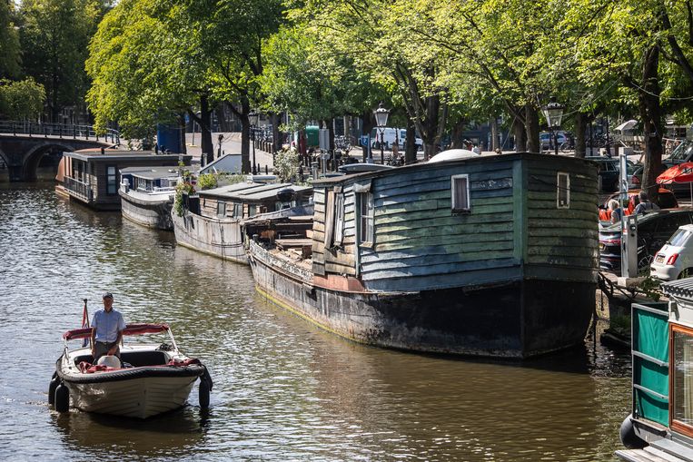 Oudste woonschip van de stad verlaat Amsterdam: ‘Dit is dood- en doodzonde’