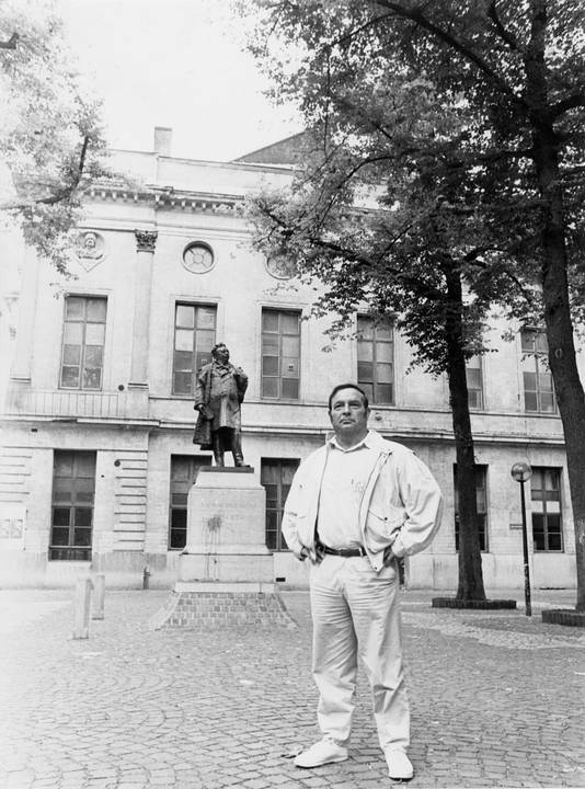 Al Bastian in de jaren 80 bij het standbeeld van Victor Driessens op de Graanmarkt.