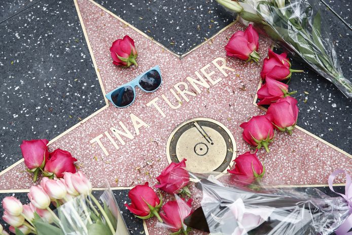 Ondertussen worden massaal bloemen bij Turners ster op de Walk of Fame in Hollywood gelegd.