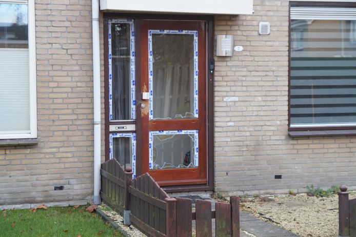 De ruiten van de voordeur van een huis in Waalwijk sneuvelden nadat de bewoner een harde knal hoorde.