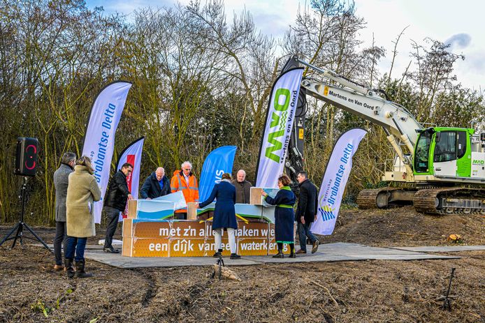 Bij het Doornedijkje in Steenbergen wordt het startschot gegeven voor het verbeteren van 15 kilometer waterkeringen in de regio West-Brabant.