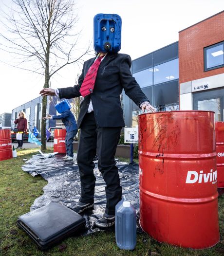 Enschedese klimaatrebellen in actie bij bedrijf in Schiedam