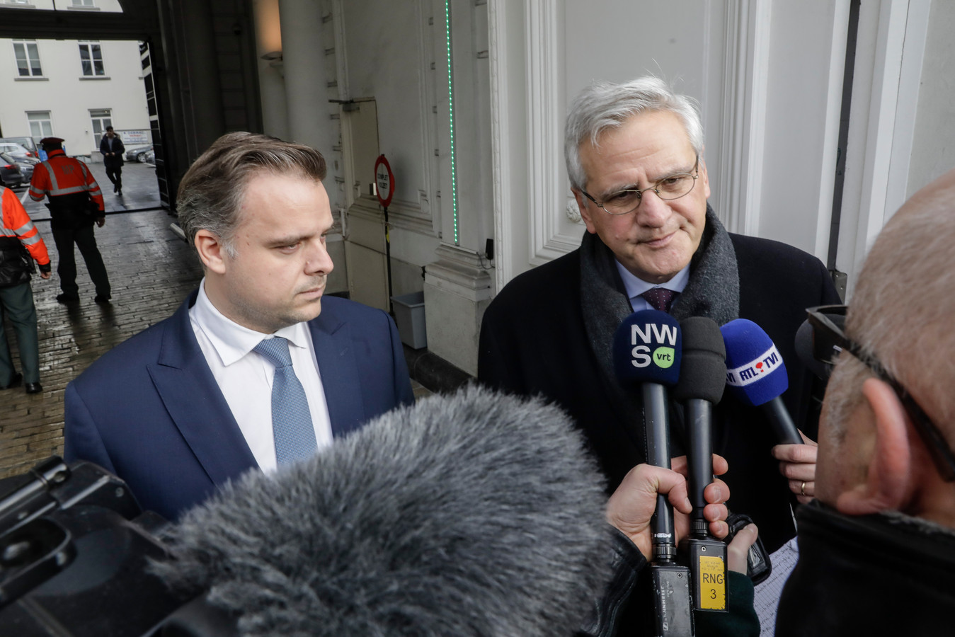 CD&V-vicepremier en minister van Werk Kris Peeters (R) en minister van Telecom Philippe De Backer (Open Vld) spreken de pers toe na het overleg.