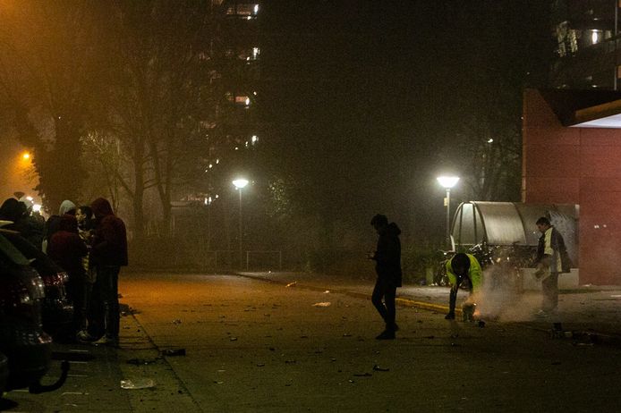 Buurtcoaches proberen jongeren te benaderen in Ede tijdens de laatste jaarwisseling.