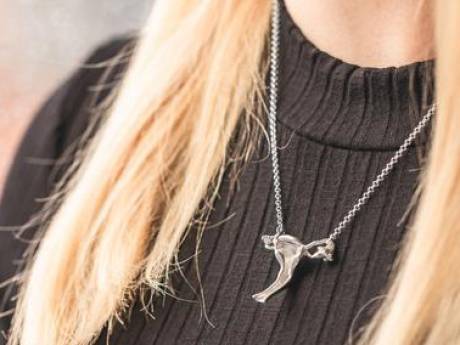 Un utérus autour du cou: les étonnants bijoux d'une marque belge