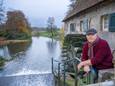 Hans Pelle bij de Mallumse Molen. De foto werd eind 2021 gemaakt toen Pelle na 28 jaar afscheid nam van de lokale politiek. Hij was op dat moment voorzitter van Stichting Vrienden van de Mallumse Molen.