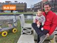 Philip Ver Elst met zijn dochter Josefien op het 3D-geprinte bankje op de site van Kamp C. Hij gaat er regelmatig picknicken met zijn twee dochters.