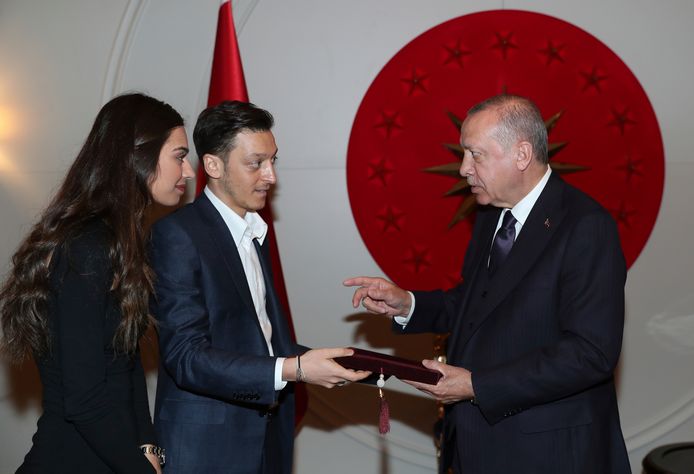 Özil en Gulse overhandigen Erdogan een uitnodiging voor hun huwelijksfeest in Istanboel.