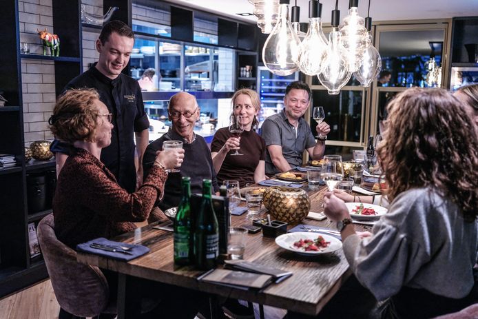Chef-kok Pieter van Tiggelen van Gastrobar Blend 61 in Winterswijk bij een tafel met gasten.