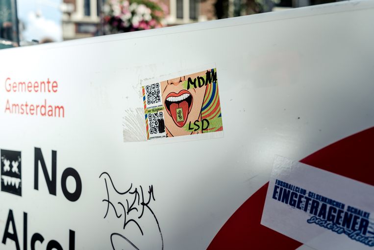 In Amsterdam kan je drugs bestellen via een QR-sticker. Beeld Jakob van Vliet