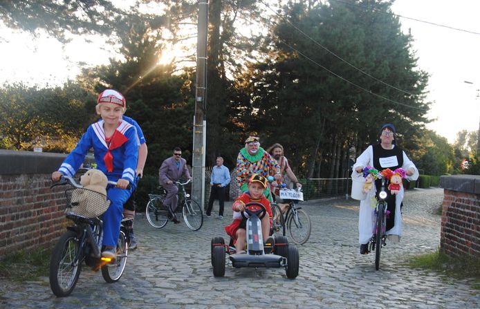 Tientallen 'zotten' nemen deel aan de Zottentocht rond de Langelede (archieffoto).
