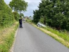 Auto total loss na ongeluk op Maasdijk