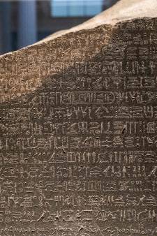 Deux siècles après les hiéroglyphes, des écritures restent toujours indéchiffrables