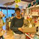 Deze speelgoedwinkel maakt postpakketjes zwaarder met stenen. Want dat kost minder om te versturen