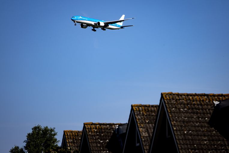 Een vliegtuig in de omgeving van Schiphol. De luchthaven denkt een natuurvergunning te kunnen krijgen nu het stikstofrechten van twaalf boeren heeft opgekocht. Beeld ANP 